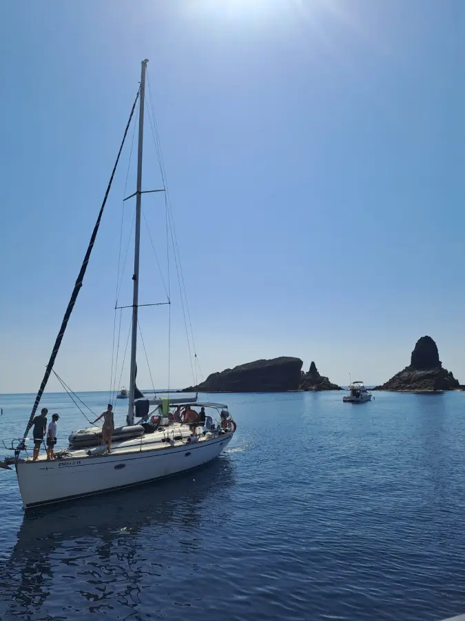 Velero en las Columbretes Islas Columbretes. Veleros