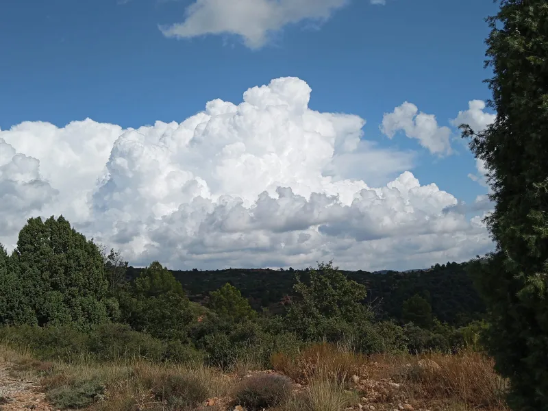 Nubes en Cortes de Arenoso Cortes de Arenoso. Senderisme Puçol