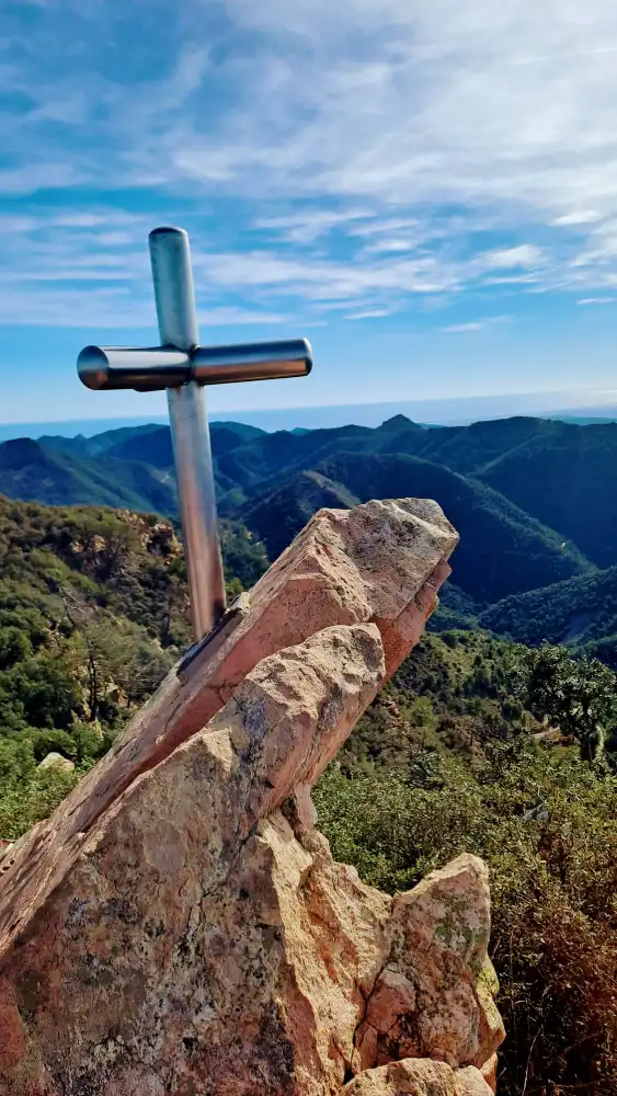 Cruz Pico Espadán Senderismo en el pico de Espadán